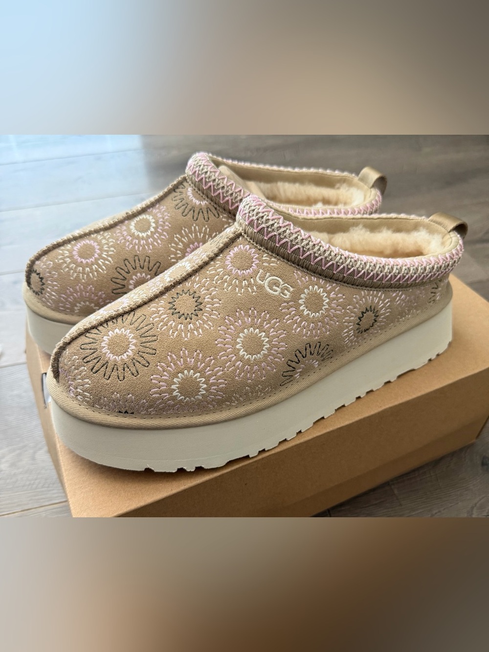 UGG Tazz Sun Stitch Mustard Seed Slippers size 10 - Picture 1 of 11